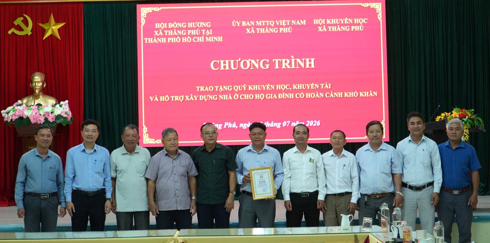 Hội Đồng Hương Thăng Phú trao tặng 120 triệu đồng hỗ trợ an sinh và khuyến học cho quê hương