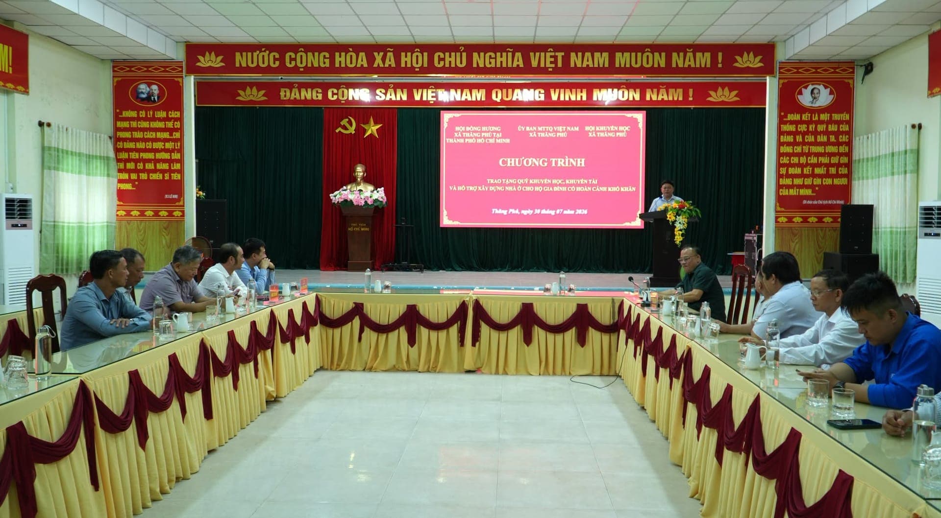 Hội Đồng Hương Thăng Phú trao tặng 120 triệu đồng hỗ trợ an sinh và khuyến học cho quê hương