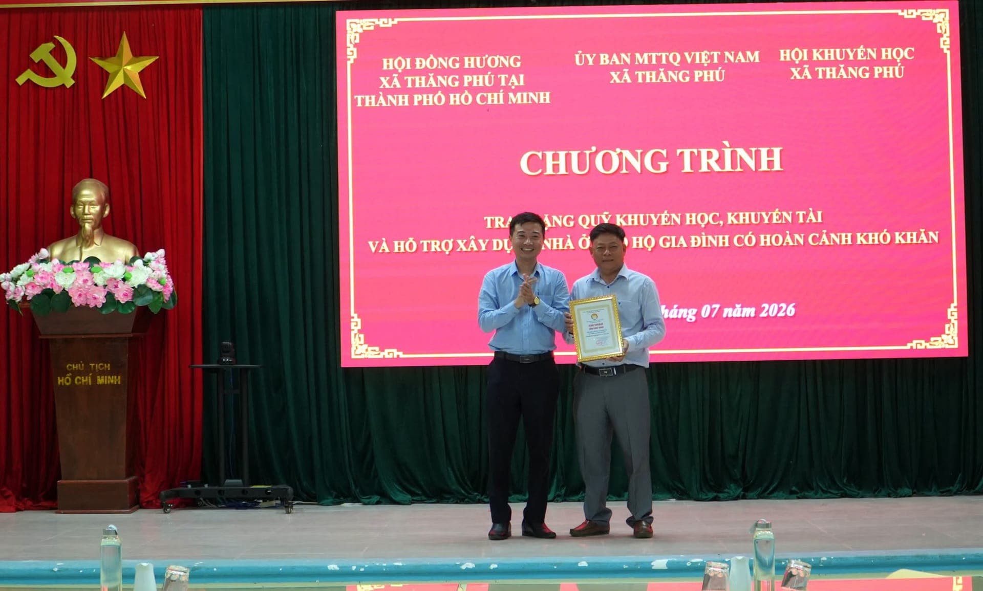 Hội Đồng Hương Thăng Phú trao tặng 120 triệu đồng hỗ trợ an sinh và khuyến học cho quê hương