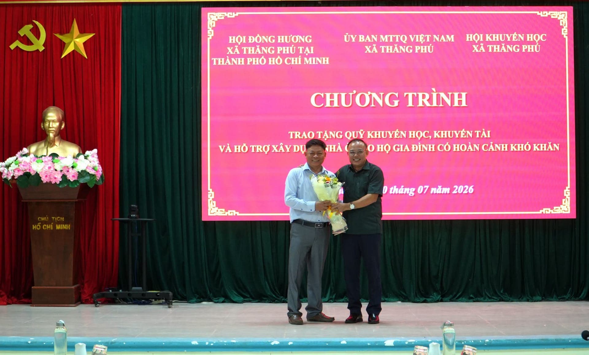 Hội Đồng Hương Thăng Phú trao tặng 120 triệu đồng hỗ trợ an sinh và khuyến học cho quê hương