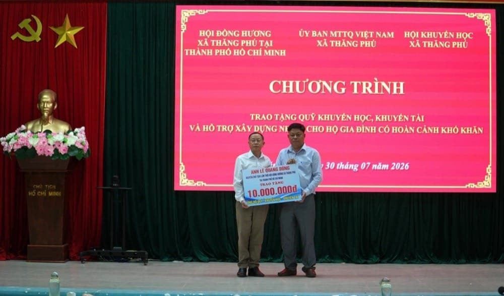 Hội Đồng Hương Thăng Phú trao tặng 120 triệu đồng hỗ trợ an sinh và khuyến học cho quê hương