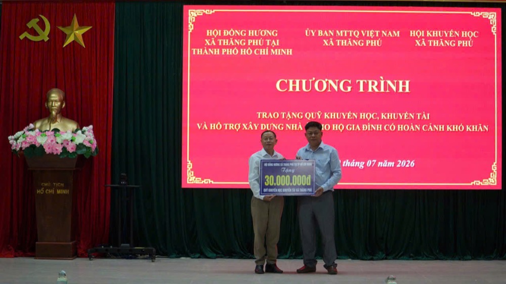 Trao tặng 40 triệu cho Quỹ khuyến học quê hương Thăng Phú